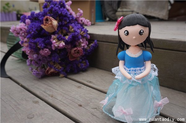手工陶艺坊分享粘土制作的穿蓝色裙子的小公主