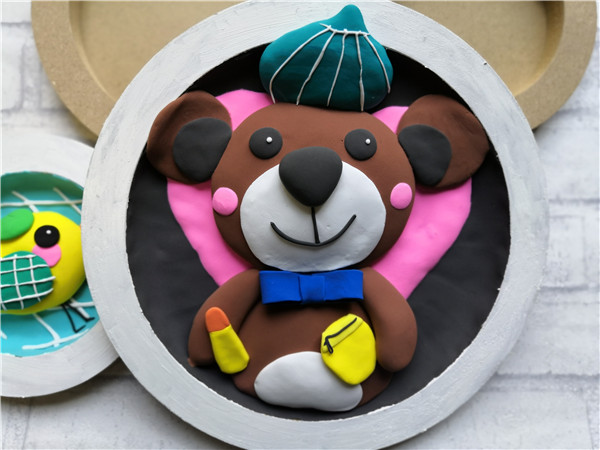 陶艺店里巧克力小熊的创意粘土画分享